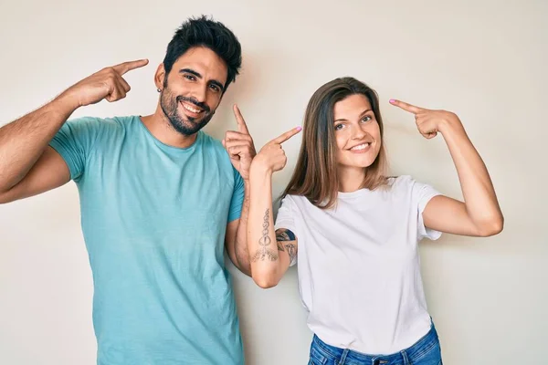 Bela Jovem Casal Namorado Namorada Juntos Sorrindo Apontando Para Cabeça — Fotografia de Stock