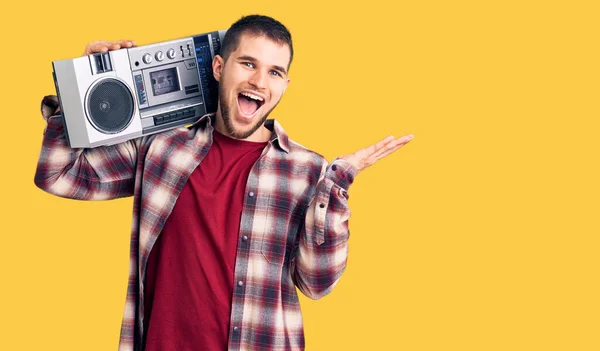 Νεαρός Όμορφος Άνδρας Ακούγοντας Μουσική Κρατώντας Boombox Γιορτάζει Νίκη Χαρούμενο — Φωτογραφία Αρχείου