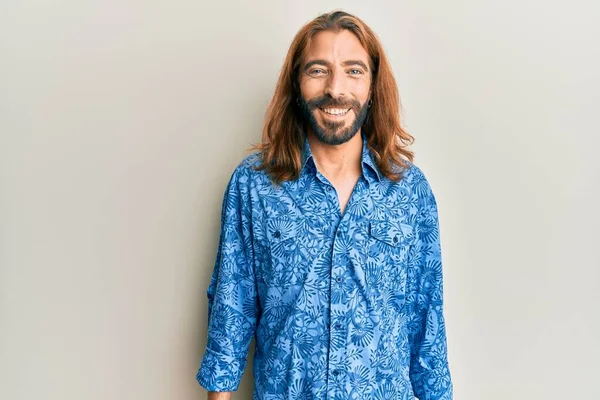 穿着80年代迪斯科风格衬衫的有魅力的长发大胡子男人 站在那里 面带微笑 露出自信的笑容 露出牙齿 — 图库照片