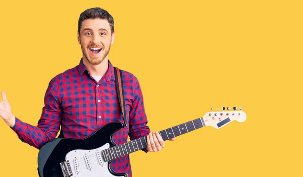 Beau Jeune Homme Avec Ours Jouant Guitare Électrique Célébrant Victoire — Photo