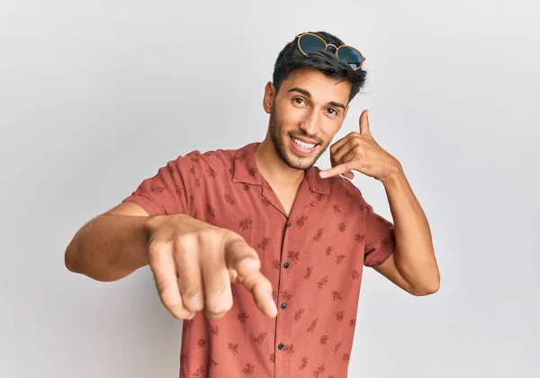 Mladý Pohledný Muž Neformálním Letním Oblečení Usmívá Mluví Telefonu Ukazuje — Stock fotografie