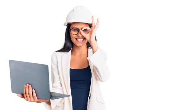 Jong Mooi Latijn Meisje Dragen Architect Hardhat Holding Laptop Glimlachen — Stockfoto