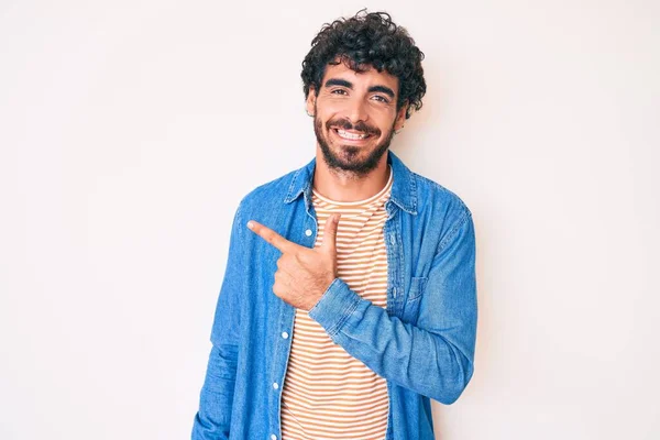 Joven Guapo Con Pelo Rizado Oso Vistiendo Chaqueta Vaquera Casual —  Fotos de Stock