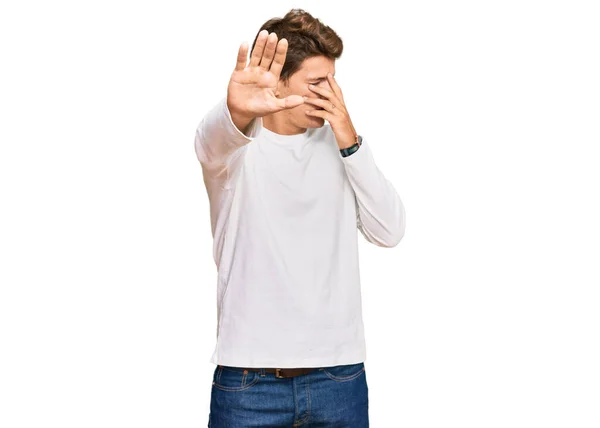 Knappe Blanke Man Draagt Casual Witte Trui Die Ogen Met — Stockfoto