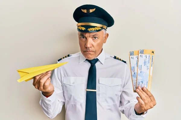 Schöner Reifer Pilot Mittleren Alters Der Papierflugzeug Und Bordkarte Skeptisch — Stockfoto