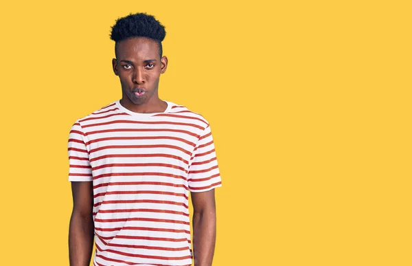 Ein Junger Afrikanisch Amerikanischer Mann Lässiger Kleidung Ist Deprimiert Und — Stockfoto