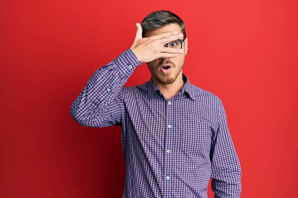 Schöner Kaukasischer Mann Mit Businesshemd Und Brille Der Schockiert Gesicht — Stockfoto