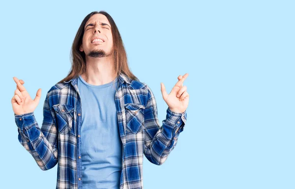 Young Adult Man Long Hair Wearing Casual Shirt Gesturing Finger — Stock Photo, Image