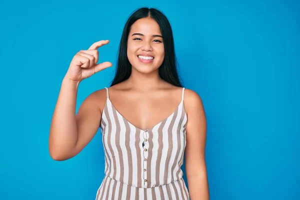 Jong Mooi Aziatisch Meisje Dragen Casual Kleding Glimlachend Zelfverzekerd Gebaar — Stockfoto