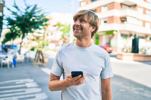 Snygg Kaukasisk Man Ler Glad Utomhus Med Hjälp Smartphone — Stockfoto