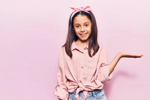 Mooi Kind Meisje Dragen Casual Kleding Lachende Vrolijke Presentatie Wijzen — Stockfoto