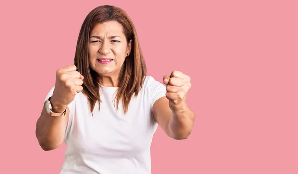 Orta Yaşlı Latin Kadın Kızgın Kızgın Beyaz Tişört Giyip Öfkeyle — Stok fotoğraf