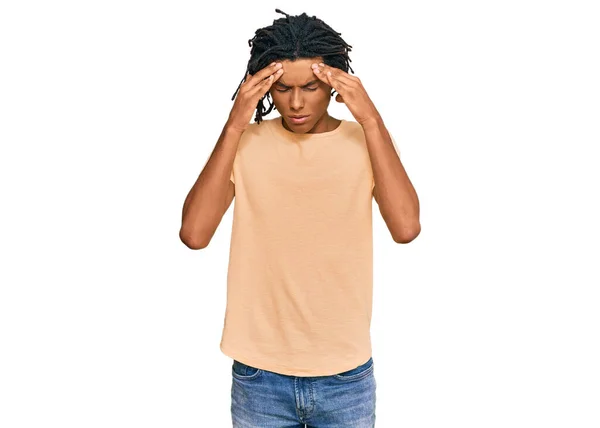 Mladý Africký Američan Nosí Ležérní Oblečení Rukou Hlavě Kvůli Bolesti — Stock fotografie