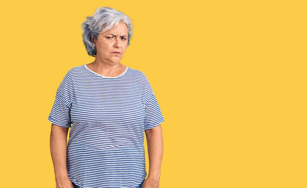 Starsza Kobieta Siwymi Włosami Nosząca Luźne Ubrania Paski Sceptyczna Nerwowa — Zdjęcie stockowe