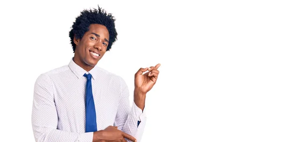 머리가아 머리인 잘생긴 아프리카계 미국인이 행복하게 손가락으로 가리키며 있습니다 — 스톡 사진