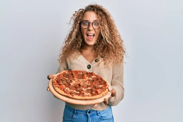 Piękny Biały Nastolatek Dziewczyna Jedzenie Smaczne Pepperoni Pizza Świętowanie Szalony — Zdjęcie stockowe