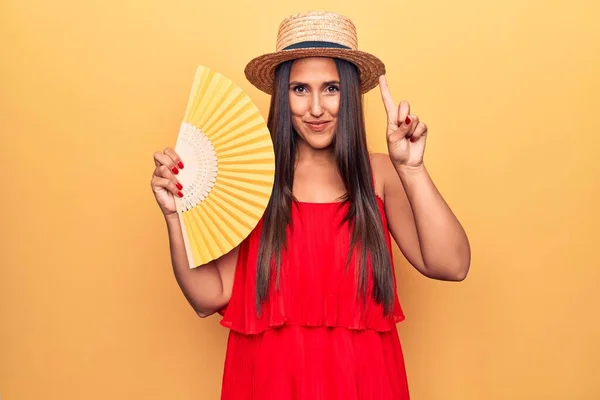 Mladá Krásná Brunetka Žena Letním Klobouku Drží Ruční Ventilátor Úsměvem — Stock fotografie