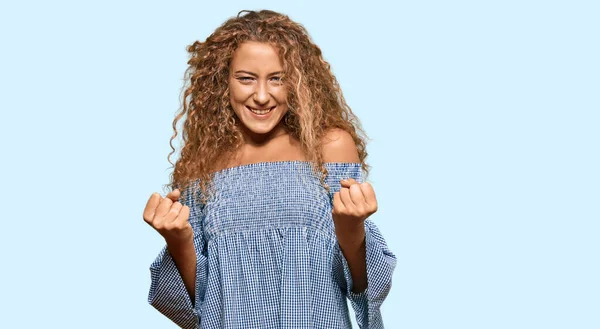 Menina Adolescente Caucasiana Bonita Usando Vestido Verão Muito Feliz Animado — Fotografia de Stock