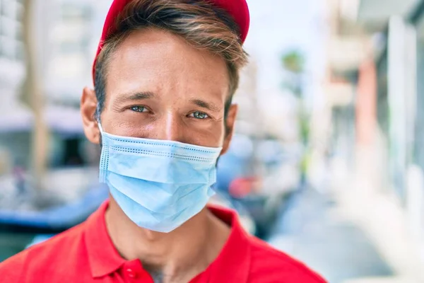 Repartidor Caucásico Con Uniforme Rojo Máscara Seguridad Coronavirus —  Fotos de Stock