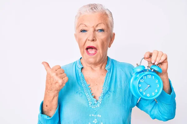 Senior Hermosa Mujer Con Ojos Azules Cabello Gris Sosteniendo Despertador —  Fotos de Stock