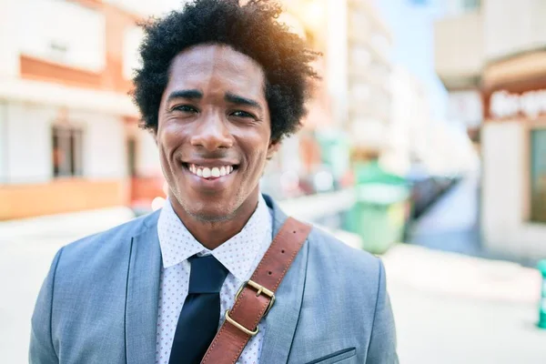 Jovem Bonito Empresário Afro Americano Vestindo Terno Sorrindo Feliz Com — Fotografia de Stock