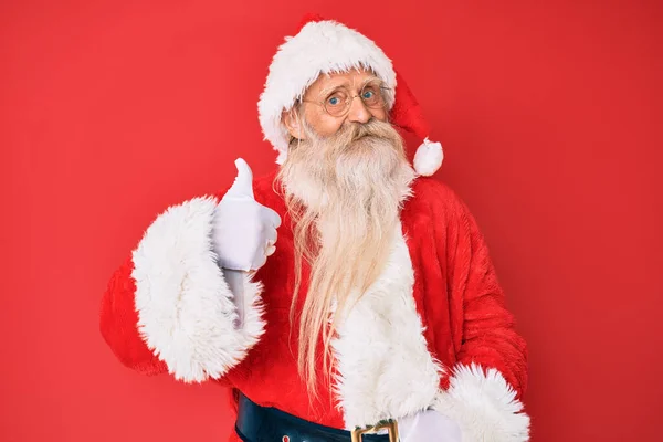 Velho Homem Sênior Com Cabelos Grisalhos Barba Longa Vestindo Traje — Fotografia de Stock