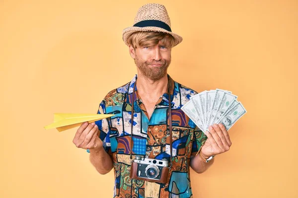 Junger Blonder Mann Sommeranzug Der Papierflieger Und Dollars Der Hand — Stockfoto