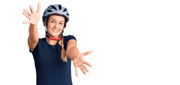 Beautiful Caucasian Woman Wearing Bike Helmet Looking Camera Smiling Open — Stock Photo, Image