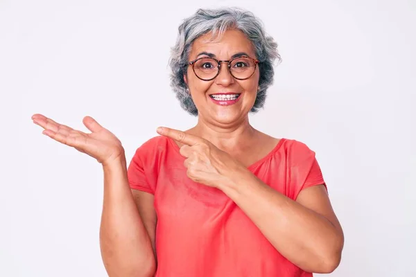 Senior Hispanic Gråhårig Kvinna Bär Casual Kläder Och Glasögon Förvånad — Stockfoto