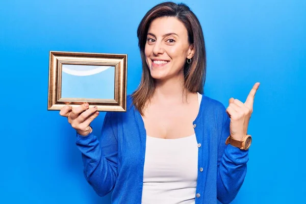 Jong Mooi Vrouw Houden Leeg Frame Glimlachen Gelukkig Wijzend Met — Stockfoto