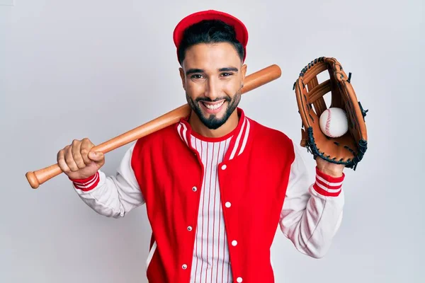 Jovem Com Barba Jogando Beisebol Segurando Morcego Bola Sorrindo Rindo — Fotografia de Stock