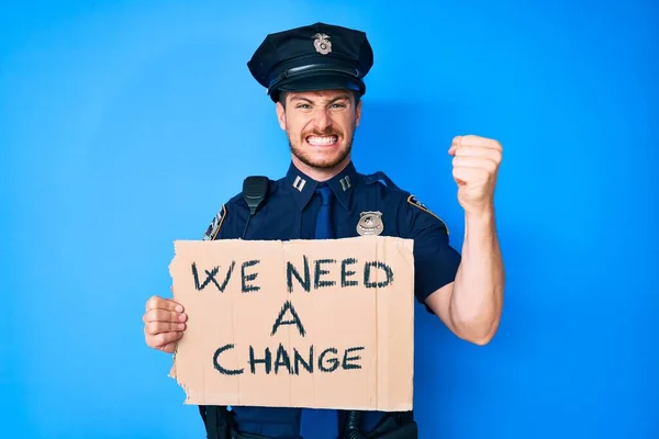 Młody Biały Mężczyzna Mundurze Policyjnym Trzymający Się Potrzebujemy Zmiany Sztandar — Zdjęcie stockowe