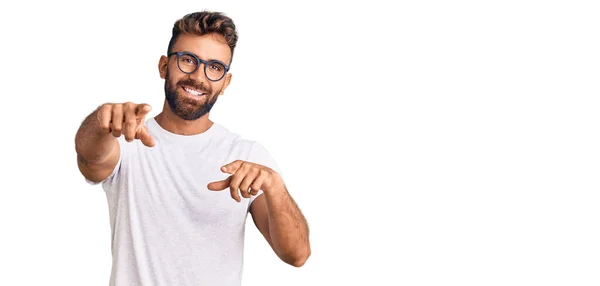 カジュアルな服を着た若いヒスパニック系の男とあなたを指しているメガネと指でカメラ 肯定的で陽気な笑顔 — ストック写真