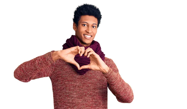 스웨터를 스카프를 아프리카계 미국인이 손으로 심볼을 그리는 좋아하며 낭만적 — 스톡 사진