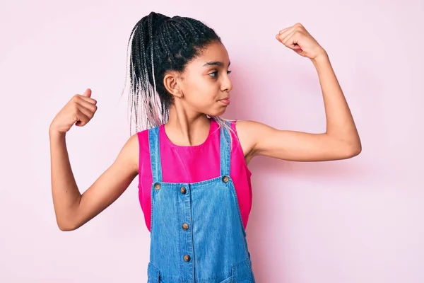 Молода Афро Американська Дівчинка Плечима Одягнена Повсякденний Одяг Над Рожевим — стокове фото