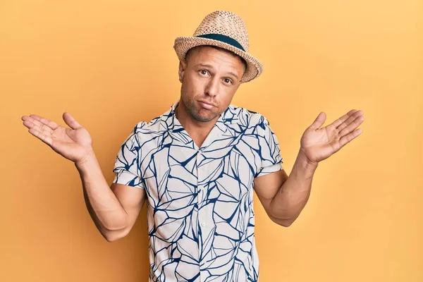 Hombre Musculoso Guapo Con Sombrero Verano Despistado Confundido Con Los — Foto de Stock