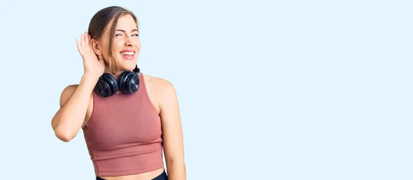 Hermosa Mujer Joven Caucásica Vistiendo Ropa Gimnasio Usando Auriculares Sonriendo —  Fotos de Stock