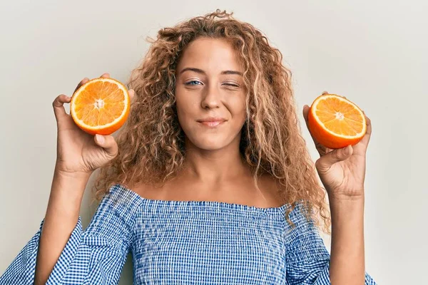 Hermosa Chica Adolescente Caucásica Sosteniendo Fresco Naranja Guiño Mirando Cámara —  Fotos de Stock