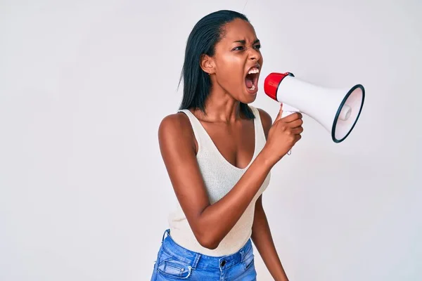 Africano Americano Jovem Protestando Gritando Através Megafone — Fotografia de Stock