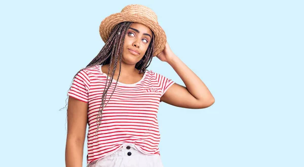 Ung Afrikansk Amerikansk Kvinna Med Flätor Sommarmössa Förvirrad Och Undrar — Stockfoto