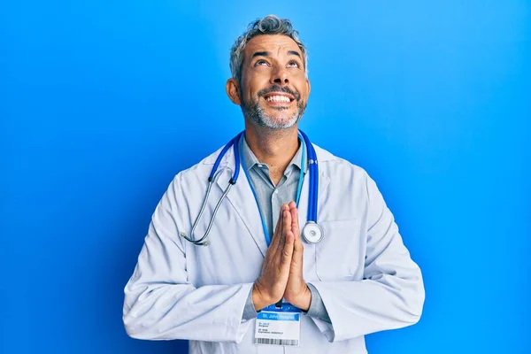 Šedovlasý Muž Středního Věku Doktorské Uniformě Stetoskopu Žebral Modlil Rukama — Stock fotografie