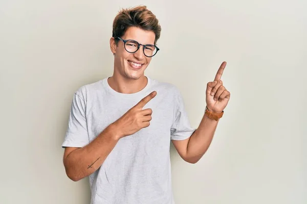 Hezký Běloch Neformálním Oblečení Brýlích Usmívá Dívá Kameru Ukazující Oběma — Stock fotografie