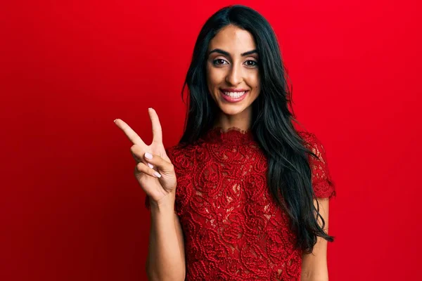 Hermosa Mujer Hispana Vistiendo Ropa Elegante Sobre Fondo Rojo Sonriendo — Foto de Stock