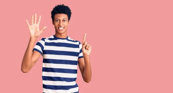 Joven Hombre Afroamericano Vistiendo Ropa Casual Mostrando Señalando Con Los — Foto de Stock