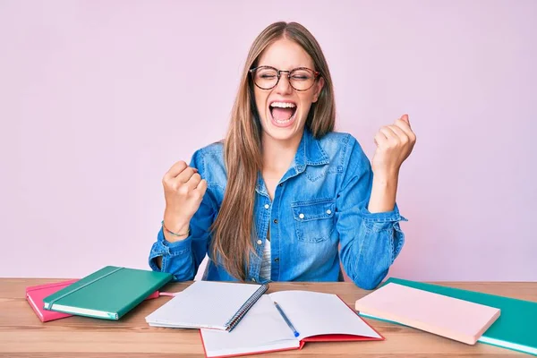 Jovem Loira Estudando Sentado Mesa Comemorando Surpreso Surpreso Com Sucesso — Fotografia de Stock