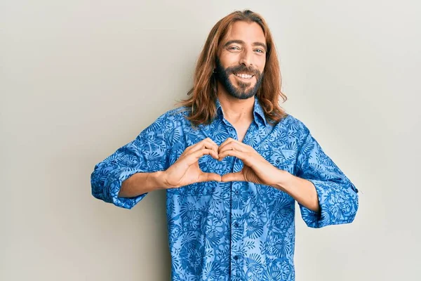 Uomo Attraente Con Capelli Lunghi Barba Che Indossa Camicia Stile — Foto Stock