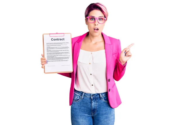 Joven Hermosa Mujer Con Cabello Rosa Sujetando Portapapeles Con Documento —  Fotos de Stock