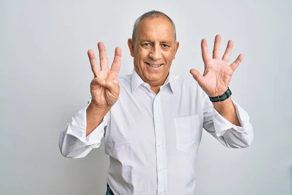 Bonito Homem Sênior Vestindo Camisa Branca Casual Mostrando Apontando Para — Fotografia de Stock