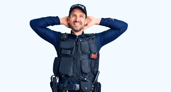 Joven Hombre Guapo Con Uniforme Policía Relajante Estiramiento Brazos Manos — Foto de Stock