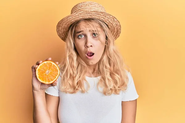 Mladá Blondýna Dívka Letním Stylu Drží Plátek Pomeranče Strach Ohromen — Stock fotografie